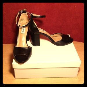 Steve Madden Mirna Black Leat Heels